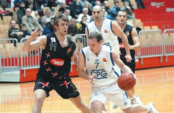 Dolgoletni novogoriški kapetan Marko Marcetič (z žogo) bo v novem društvu z mladimi začel znova