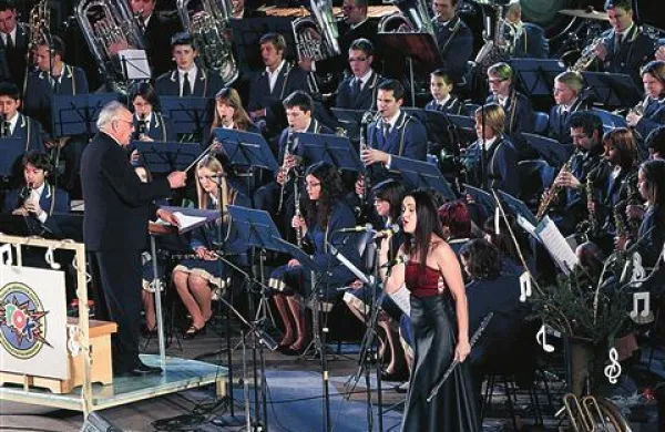 Tinkara Kovač je s Pihalnim  orkestrom odpela  Legovićevo skladbo Zakaj