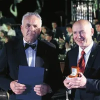 Priznanje Zveze slovenskih godb je Dariju Pobegi izročil njen predsednik Tone Urbas