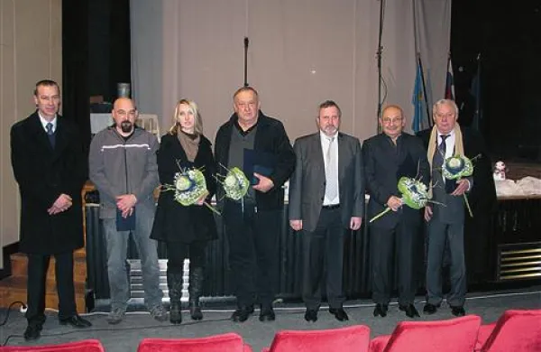 S podelitve priznanj (z leve): podžupan Dušan Grbec, Mitja in Erika Bolčina z  gozdne pristave Mašun,  Stanislav Prosen,  župan Emil Rojc, ravnatelj glasbene šole Laszlo Balazs in  Franček Dolgan 