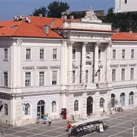 Na mestih direktorjev javnih  občinskih zavodov bodo odslej lahko sedeli kandidati, ki imajo končano  prvo stopnjo bolonjskega (triletnega) študijskega programa, kar je po starem sistemu enakovredno višji izobrazbi 