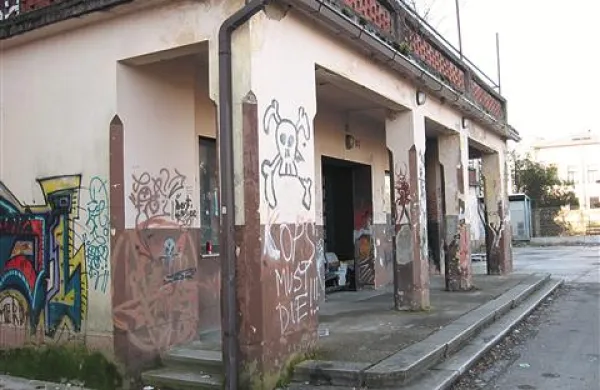  Če bodo dobili  denar EU, bodo prihodnje  leto  staro stavbo porušili in na njenem mestu začeli graditi nov kulturni dom. Sicer iz vsega (še vedno) ne bo nič. 