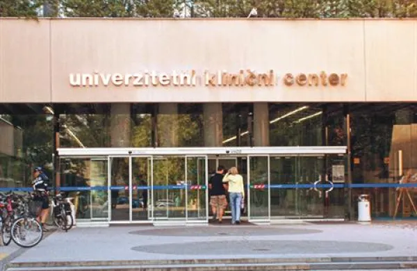 V Univerzitetnem kliničnem centru (UKC) Ljubljana so zaradi množične okužbe bolnikov iz oddelka za žilne bolezni z noro virusi popolnoma prepovedali obiske na tem oddelku