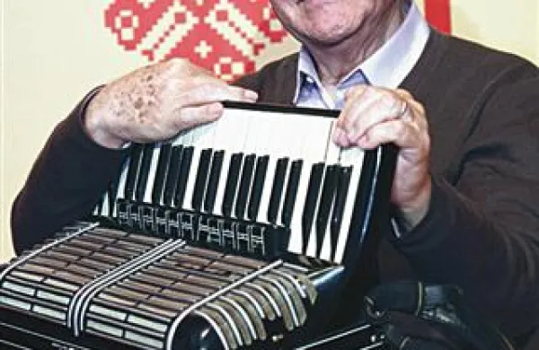 Slavko Avsenik pravi, da je bilo njegovo leto 2011 kot vreme: enkrat boljše, drugič slabše. Tako kot že nekaj let se je iz Ljubljane vozil v Begunje. Vesel je, da je še toliko zdrav, da se sploh lahko pripelje domov v Begunje, kjer z ženo Brigito preživljata lepši del življenja. Glasbeno pa dela predvsem nove viže za vnuka Saša, te viže potem brat Vilko, s katerim se prav sedaj dobivata vsak dan, napiše v notah in priredi, tako kot počneta že skoraj šestdeset let. Slavko sebi, družini in vsem ljudem želi predvsem zdravja. Upa tudi, da bo prihodnje leto z glasbene plati zanj najmanj tako uspešno, kot je bilo letošnje. Mladim glasbenikom, ki želijo uspeti v glasbi, pa priporoča predvsem veliko vaje.