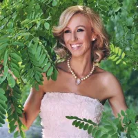 Julija Kramar, pevka: “V minulem letu sem bila postavljena pred številne preizkušnje, zato menim, da je to leto nekakšna prelomnica v mojem življenju. Odvzelo mi je veliko, na drugi strani pa dalo ogromno, tako da je bilo čustveno vsekakor precej burno. Nisem pričakovala, da bodo moje poti dobile nove razsežnosti prav v svetu glasbe in za to sem zelo srečna in se zahvaljujem prav vsem, ki so mi to omogočili. Brez truda ni ničesar, to drži, potrebno pa je tudi nekaj sreče in srčnosti, ki jo prebivalci Slovenije prav gotovo imamo.  Vsem iz srca želim veliko sreče, zdravja, ljubezni, strpnosti in dobrih medosebnih odnosov, predvsem pa zaupajte vase. Za silvestrovo bom v Novi Gorici na trgu oziroma v šotoru, odvisno od mraza (smeh). Praznovala ga bom s prijatelji.”