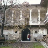 Med arhitekturnimi biseri v okolici     je tudi vila Lanthieri v Velikih Žabljah 