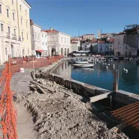Naslednja faza obnove piranskega mandrača, predvidoma v januarju, je obnova kanalizacijske infrastrukture med palačo Trevisini in velikim pomolom, kar bo  s seboj prineslo tudi začasno  zaporo prometa