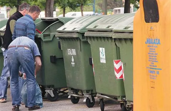 5. maja je Novo Gorico pretresla novica, da so v središču mesta v zabojniku za smeti našli truplo novorojenčka, ovitega  v plastično vrečko  