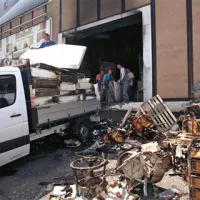 V prvih dneh maja je v skladišču koprske Lesnine izbruhnil silovit požar, ki je uničil ogromno pohištva in druge opreme. Škode je bilo za najmanj 100.000 evrov.