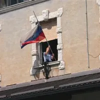 31. maja so s stavbe (ukinjene) postojnske policijske uprave simbolično sneli tudi slovensko zastavo