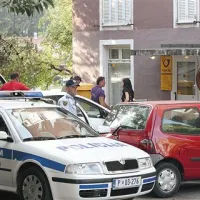 Semedelska pošta je neslavna slovenska rekorderka med poštami. Letos se je znašla štirikrat na muhi nepridipravov. Prvič storilca nista uporabila orožja, le grožnje, v vseh treh primerih, ki so sledili, pa so uslužbenkam zagrozili z orožjem. Kriminalisti so zadnja dva ropa, ki sta se zgodila jeseni, pojasnili.