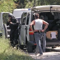 Roparja lucijske banke so prijeli specialci, pri njunem iskanju pa so sodelovali številni kriminalisti, policisti in vodniki službenih psov. Italijana sta med begom streljala tudi na policiste, ki so pri Gažonu postavili blokado, in enega ranila. 