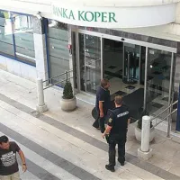 Najbolj spektakularen rop zadnjih let na Primorskem se je zgodil 16. avgusta v lucijski enoti Banke Koper. Vanjo sta vstopila oborožena in zamaskirana Italijana. Medtem ko je prvi s pištolo ustrahoval stranke in uslužbence, je drugi z macolo razbil steklo na blagajniškem pultu in nato odkorakal v prostore glavne blagajne in trezorja. Pobegnila sta s plenom, vrednim več kot četrt milijona evrov. 
