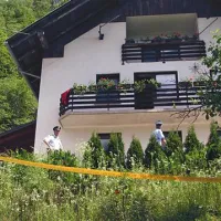 Sredi junija je Trebenče pretresla družinska tragedija. 50-letni mož je doma  umoril dve leti mlajšo ženo in si nato sodil še sam. Zaradi hudih ran je umrl v bolnišnici.  