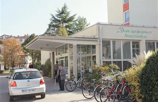 V Domu upokojencev več zadev “visi v zraku”: direktor še ni potrjen, ne vedo, kje bodo najeli nove prostore in kdaj bodo matično stavbo sploh obnavljali ...
