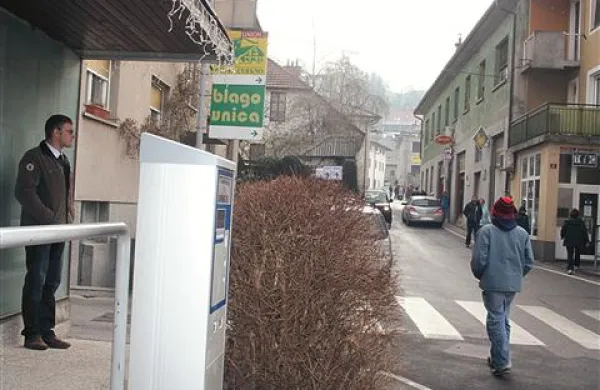 Parkomat so postavili,    a so se svetniki odločili, da je odveč