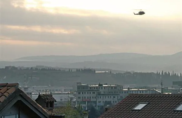 Nekaj minut pred 9. uro je Koper preletaval policijski helikopter. Na koprsko sodišče so namreč na zaslišanje pripeljali osumljenca avgustovskega ropa v Luciji.