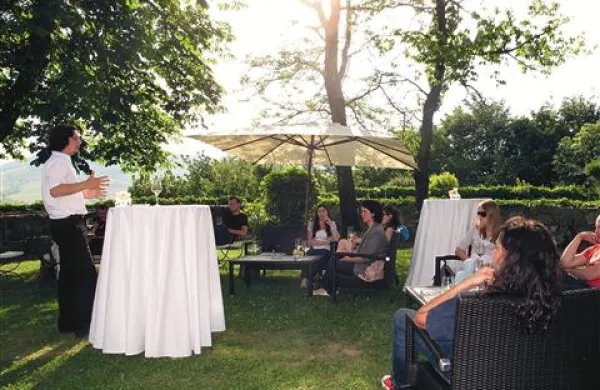Mladi turistični novinarji iz devetih držav so bili konec maja navdušeni nad Primorsko. Ob kabinetnem delu na temo Inovacije v zelenem turizmu so jih gostitelji, slovenski kolegi iz združenja Fijet, popeljali tudi naokrog. Na Zemonu so jih očarali s kulinariko in vini, o svojih je govoril Miha Batič.
