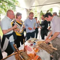 Okusi Vipavske v začetku maja za dva dni na Zemono privabijo številne obiskovalce. Letos so poseben poudarek namenili suhim mesninam in podrobneje predstavili zaščitno znamko Vipavskih mesnin, v okviru katere so začeli spet sušiti vipavski pršut iz slovenskih stegen.