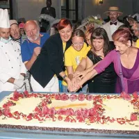 Sladka Istra je potekala septembra in na koprske ulice privabila več kot 20.000 sladkosnedih obiskovalcev. Prireditev sodi v okvir gastronomskih zakladov Istre, mlade pobude, ki pa je uspela združiti številne gostince in pridelovalce. Na fotografiji zmagovalna torta slaščičarjev hotelov LifeClass.
