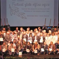 Zlata oljčna vejica je tradicionalna in najbolj množična oljkarska prireditev pri nas. Zadnji leti so ju pripeljali v mesta, da se z vrhunskimi slovenskimi oljčnimi olji in izdelki iz oljk seznani čim širši krog ljudi. Osrednja prireditev festivala, ki so ga potegnili čez tri konce tedna, pa ostaja veliki oljkarski zbor, na katerem podelijo priznanja za najboljše ocenjena ekstra deviška oljčna olja, nagradijo fotografe, pa tudi osnovnošolce, ki tekmujejo v kvizu Oljka, ali te poznam. Slovenski oljkarji zagotavljajo olje za približno pol domače porabe, pri čemer je tukajšnje praviloma veliko kakovostnejše kot uvoženo.    