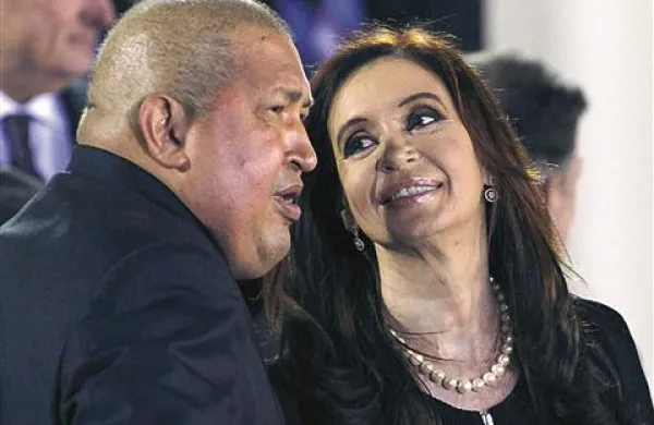 Venezuelski predsednik Hugo Chavez je prepričan, da ZDA zastrupljajo latinskoameriške voditelje z rakom. Raka na ščitnici so ugotovili pri argentinski predsednici Christini Kirchner, raka pa je uspešno prebolel tudi sam. 