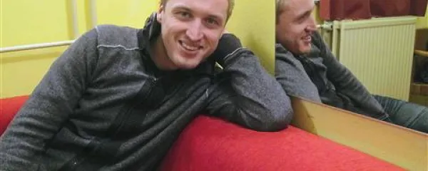 Denis Avdić: “Pri radiu sem  vedno iskal samega sebe. Da si ljudje zapomnijo mene, po mojem načinu vodenja, ne pa da rečejo, glej ga, ponavlja za tem, za onim.”