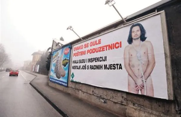 Hrvaški podjetnik iz Baranje se je odločil opozoriti na težave malih in srednjih podjetnikov z jumbo plakati, na katerih je popolnoma gol in z vrvjo okoli vratu