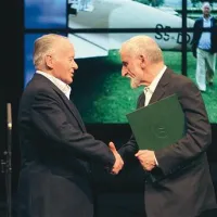 Priznanje za življenjsko delo je iz rok ajdovskega župana Marijana Poljšaka  dobil dolgoletni upravnik tamkajšnjega  letališča Edvard Lorencon (levo)