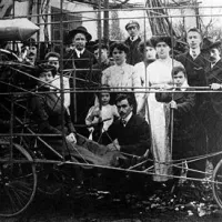 Družina Rusjan s prijatelji ob Edi 2 decembra 1909. Na pilotskem sedežu je sestra Lojzka-Gigia Rusjan, Edvard čepi zraven, Jože je na skrajni desni, starša Franc in Grazia pa na skrajni levi.  