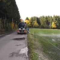 Proti koncu jeseni pa so ne le okrog Ilirske Bistrice, ampak vse tja do Prestranka po poljih začeli polivati tekoče biološke ostanke iz bioplinarne, v katerih je inšpekcija ob koncu leta našla salmonelo in zato polivanje prepovedala 