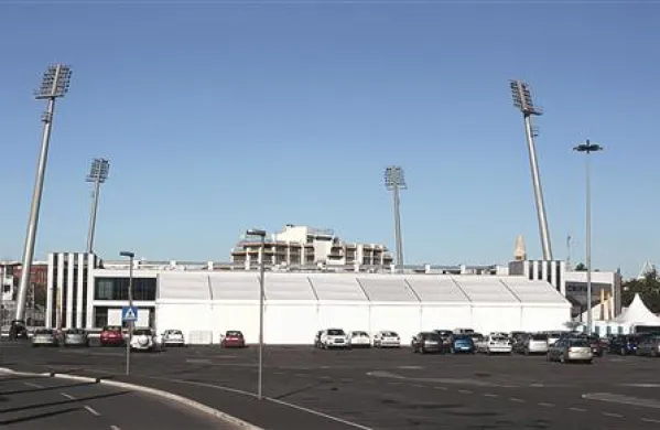 Dogajanje v prireditvenem šotoru ob stadionu razburja nekatere krajane Semedele 