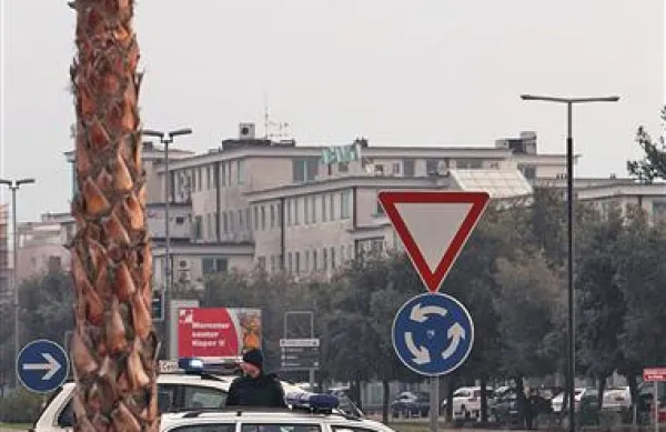 Nad Koprom je včeraj ob prihodu in odhodu roparjev dvakrat zaokrožil tudi helikopter