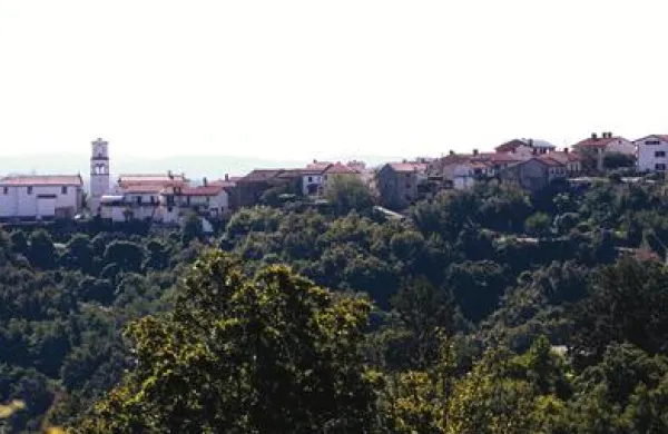 Okrog starega dela vasi v  Kortah bodo prihodnje leto zgradili kanalizacijski obroč. To pomeni, da se odplake iz greznic ne bodo več prelivale po pobočjih. 