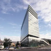 Eda center je že postal najbolj prepoznaven objekt v mestu, po dveh mesecih pa je, z izjemo dveh trgovin in nekaj poslovnih prostorov, še vedno prazen