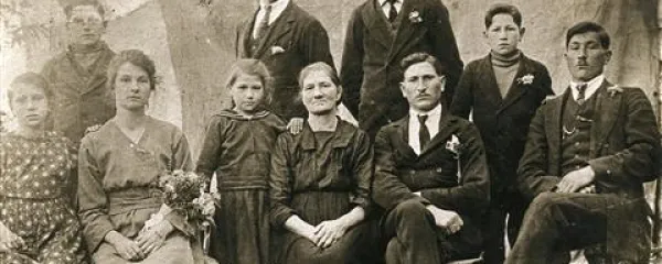 Družina Ličen okrog leta 1925:  mama Hana (rojena Anderlič) in oče Polde (ga ni na sliki) sta imela 9 otrok (Lojzeta, Ivana, Justina, Tonija, Leopolda, Stanka, Angelco, Maričko in Francko). Kar štirje so odšli v Argentino. Medtem ko so Toni, Leopold in Stanko tudi tam ostali, se je Marička zaradi domotožja vrnila v Slovenijo.