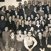 Braničani v Buenos Airesu leta 1949, zbrani ob odhodu nekaterih v domovino. Skrajno levo Leopold (Polde) Ličen, tretja z leve v drugi vrsti osemletna Olga Ličen (zakrita), za njo mama Gabriela 