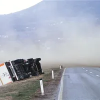 Sunki burje so odnašali zemljo, prevračali tovornjake in ustavljali promet   