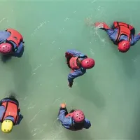 Raftarji med čakanjem na adrenalinsko vožnjo