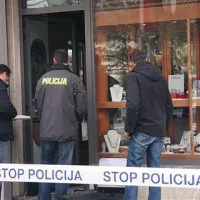 Kriminalisti na delu pred zlatarno v centru mesta