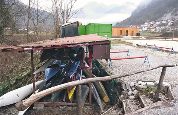 Medtem ko kajakaši delujejo v baraki  in  zabojnikih, odplake že tečejo skozi nov objekt (v ozadju) 