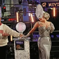 Znamenito newyorško kristalno kroglo, ki je odštevala sekunde do polnoči, sta letos zagnala ekscentrična pop pevka Lady Gaga in mestni župan Michael Bloomberg 