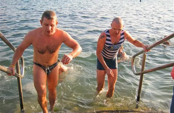Tradicionalnega novoletnega kopanja se je letos udeležilo rekordno število ljudi