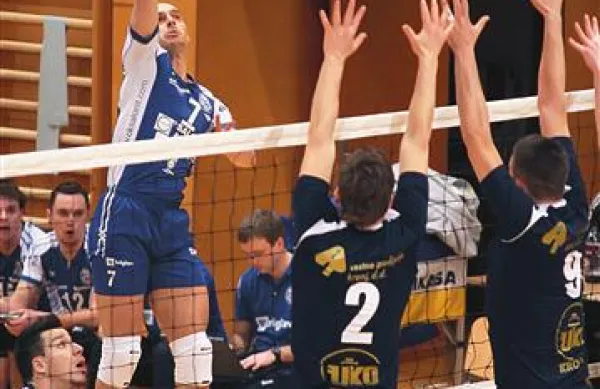 Lani je Salonit Anhovo (v napadu Andrej Kovačič) pokal končal  v polfinalu s Kropo (na fotografiji)
