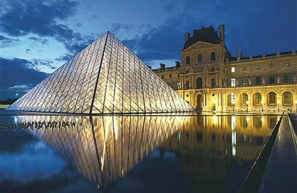 Pariški muzej Louvre je z rekordnimi 8,8 milijona obiskovalci v lanskem letu utrdil svoj sloves najbolj obiskanega muzeja na svetu