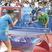 Bojan Tokić (na fotografiji desno) je v Pekingu odščipnil niz olimpijskemu prvaku Ma Linu (levo)