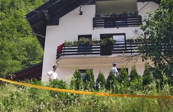 Družinska tragedija, ki se je zgodila sredi junija v Trebenčah, bo ostala brez epiloga, saj je slaba dva tedna zatem, ko je z nožem umoril ženo, zaradi hudih poškodb, ki si jih je povzročil s strelnim orožjem, umrl tudi storilec