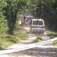 Pod Cerjem so 8. julija našli truplo 58-letnega Tržačana Roberta Menicalija. Zoper domnevna morilca, 30-letnega Zlatana Blagojevića in leto mlajšo Ljiljano Đalić, oba sta državljana BiH, na novogoriškem okrožnem sodišču poteka preiskava.