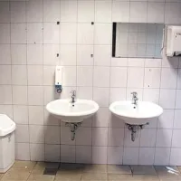 V nedavno obnovljenih sanitarijah ni več vse na svojem mestu