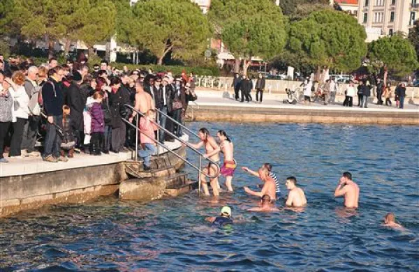 Sončni žarki so za skok v morje letos opogumili dvakrat več plavalcev kot lani 